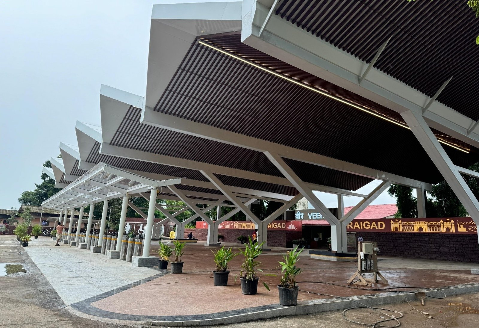 वीर रेल्वे स्टेशन रस्ता जि.रायगड.